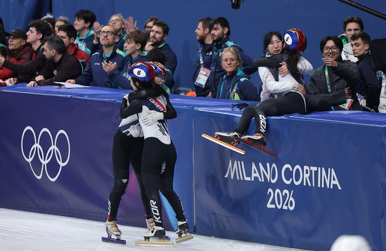 포옹하는 쇼트트랙 여자 대표팀