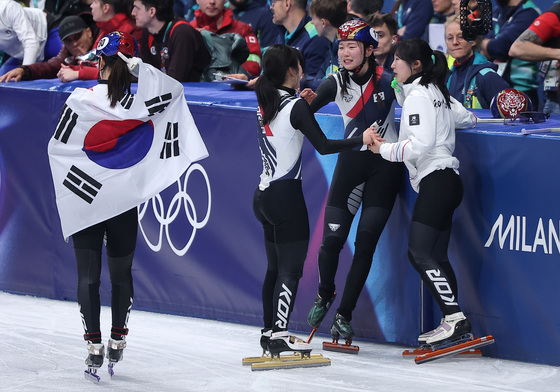 김길리와 기쁨 나누는 심석희