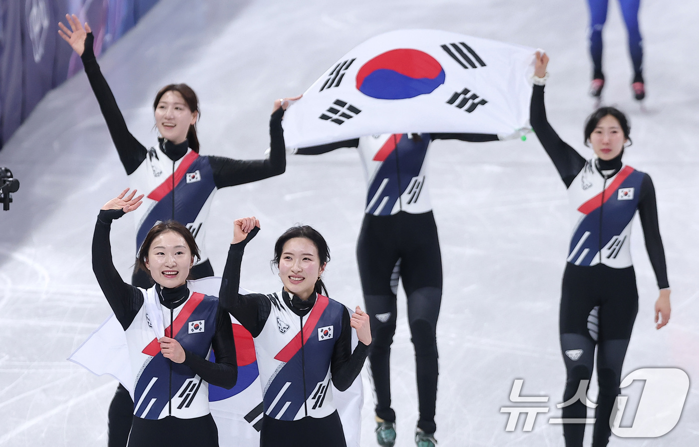 (밀라노=뉴스1) 김성진 기자 = 대한민국 여자 쇼트트랙 대표팀이 18일(현지시간) 이탈리아 밀라노 아이스스케이팅 아레나에서 열린 2026 밀라노·코르티나담페초 동계올림픽 쇼트트랙 …