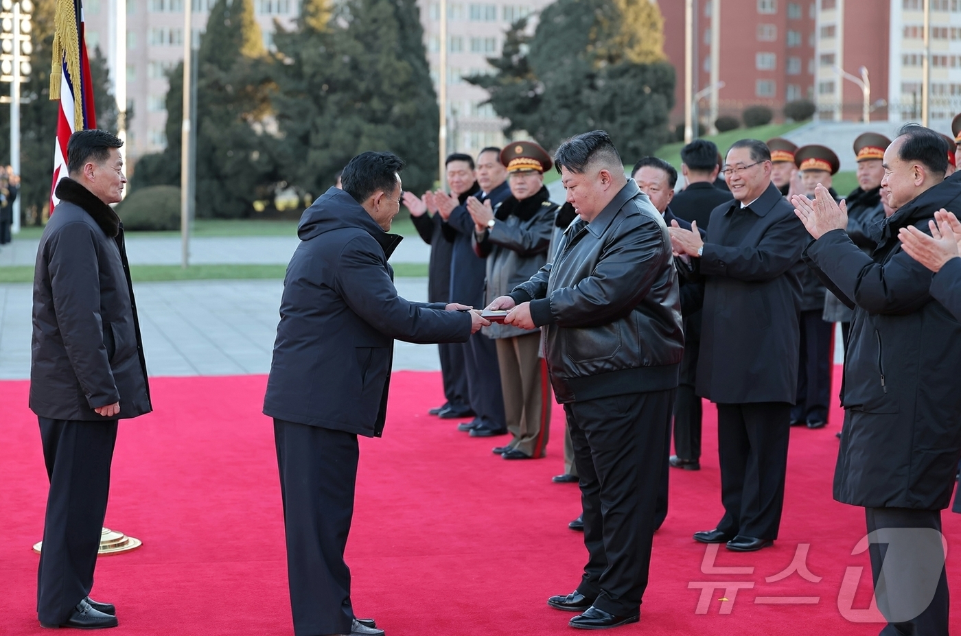 (평양 노동신문=뉴스1) = 북한 노동당 기관지 노동신문은 19일 "군수노동계급이 조선로동당 제9차 대회에 드리는 600㎜대구경방사포증정식이 18일 수도 평양에서 성대히 거행됐다" …