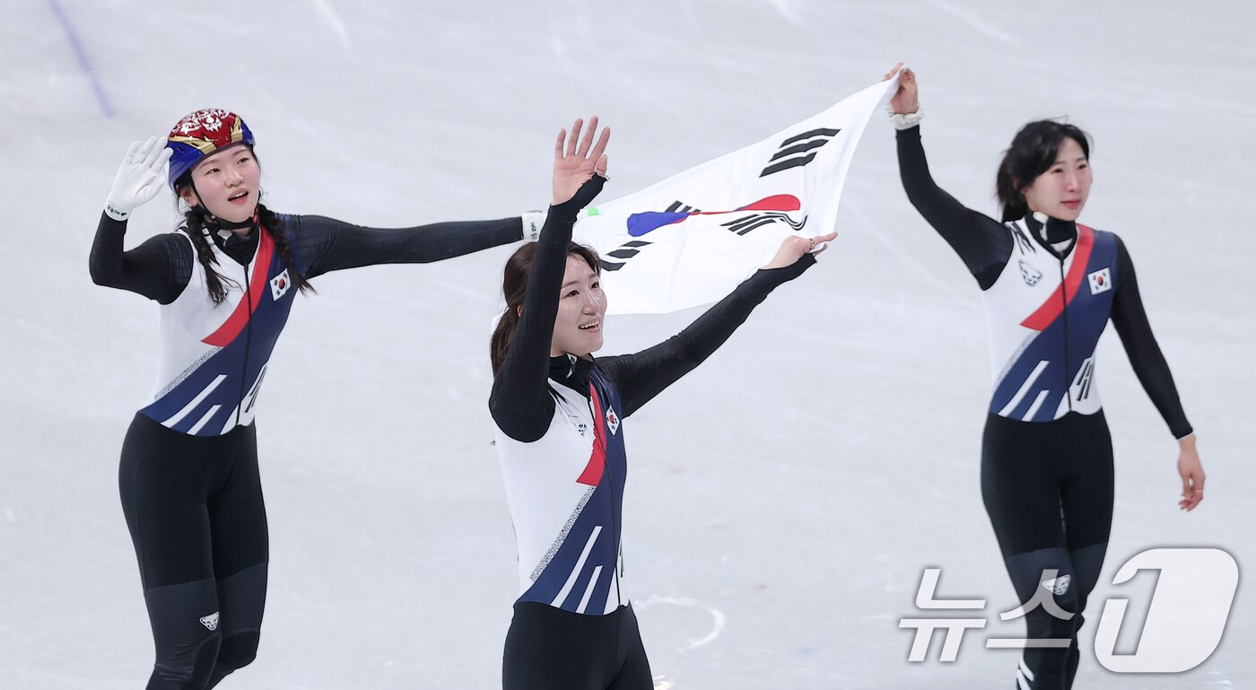 본문 이미지 - 대한민국 여자 쇼트트랙 대표팀 심석희(왼쪽부터), 노도희, 이소연이 18일(현지시간) 이탈리아 밀라노 아이스스케이팅 아레나에서 열린 2026 밀라노·코르티나담페초 동계올림픽 쇼트트랙 여자 3000m 계주 결승에서 금메달을 차지한 후 태극기를 두르고 관중석을 향해 인사하고 있다. 2026.2.19 ⓒ 뉴스1 김성진 기자
