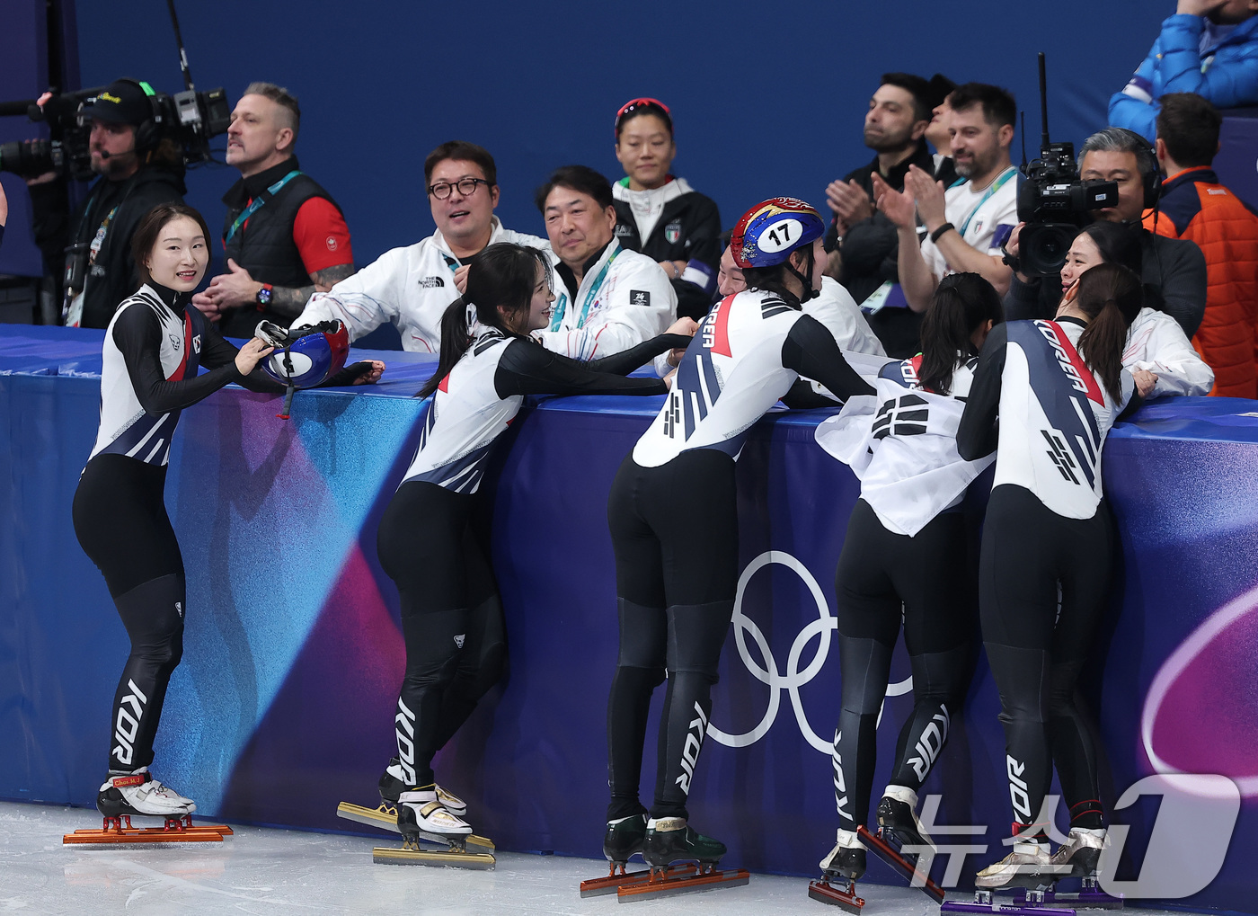 (밀라노=뉴스1) 김성진 기자 = 대한민국 여자 쇼트트랙 대표팀이 18일(현지시간) 이탈리아 밀라노 아이스스케이팅 아레나에서 열린 2026 밀라노·코르티나담페초 동계올림픽 쇼트트랙 …