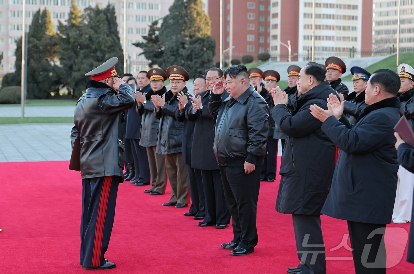 (평양 노동신문=뉴스1) = 북한 노동당 기관지 노동신문은 19일 "군수노동계급이 조선로동당 제9차 대회에 드리는 600㎜대구경방사포증정식이 18일 수도 평양에서 성대히 거행됐다" …