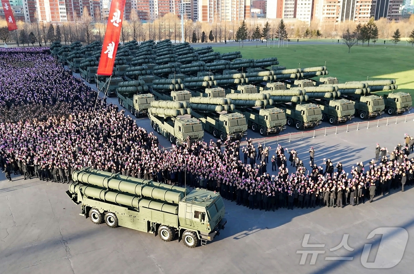 (평양 노동신문=뉴스1) = 북한 노동당 기관지 노동신문은 19일 "군수노동계급이 조선로동당 제9차 대회에 드리는 600㎜대구경방사포증정식이 18일 수도 평양에서 성대히 거행됐다" …