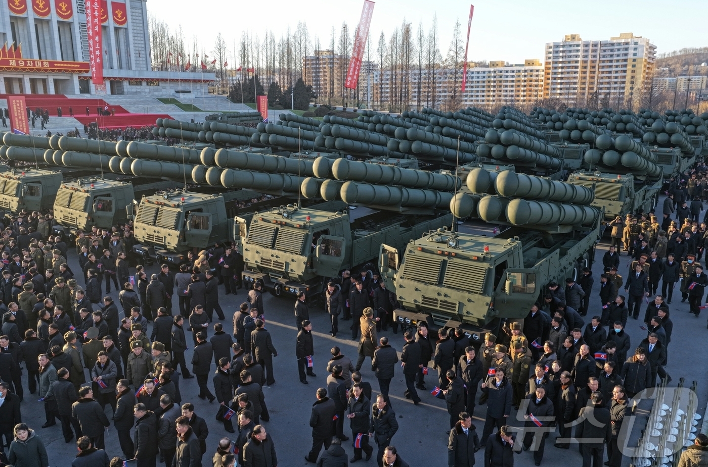 (평양 노동신문=뉴스1) = 북한 노동당 기관지 노동신문은 19일 "군수노동계급이 조선로동당 제9차 대회에 드리는 600㎜대구경방사포증정식이 18일 수도 평양에서 성대히 거행됐다" …