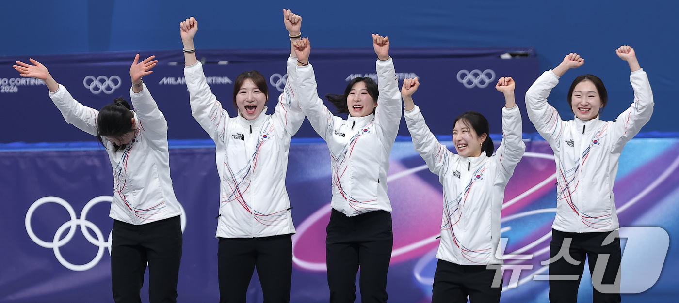 (밀라노=뉴스1) 김성진 기자 = 쇼트트랙 여자 3000m 계주 결승에서 금메달을 따낸 심석희(왼쪽부터), 노도희, 이소연, 김길리, 최민정이 18일(현지시간) 이탈리아 밀라노 아 …