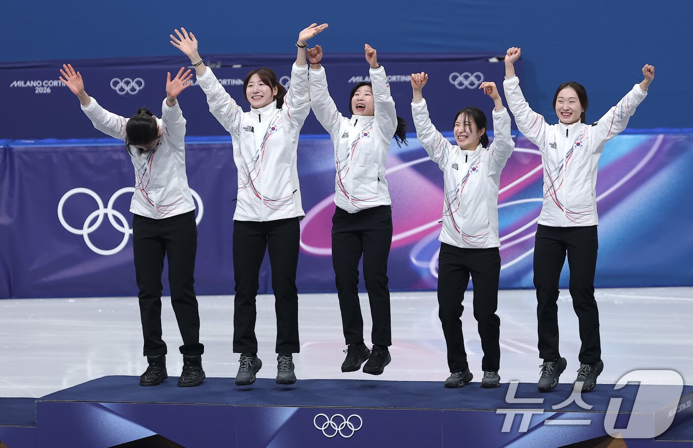 본문 이미지 - 쇼트트랙 여자 3000m 계주 결승에서 금메달을 따낸 심석희(왼쪽부터), 노도희, 이소연, 김길리, 최민정이 18일(현지시간) 이탈리아 밀라노 아이스스케이팅 아레나에서 열린 2026 밀라노·코르티나담페초 동계올림픽 쇼트트랙 여자 3000m 계주 시상식에서 시상대에 오르고 있다. 2026.2.19 ⓒ 뉴스1 김성진 기자