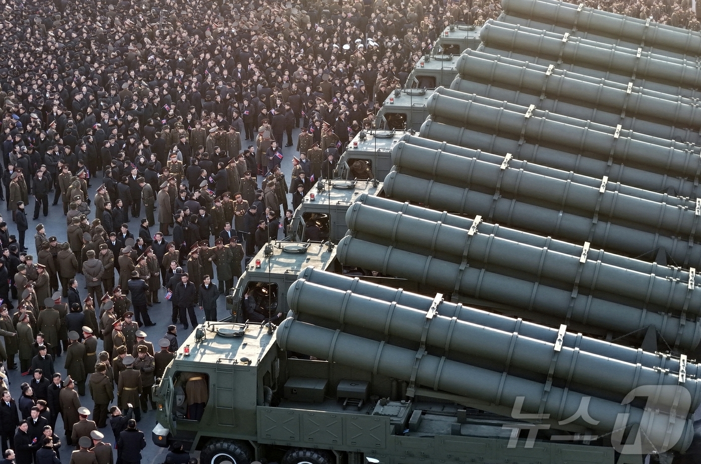 (평양 노동신문=뉴스1) = 북한 노동당 기관지 노동신문은 19일 "군수노동계급이 조선로동당 제9차 대회에 드리는 600㎜대구경방사포증정식이 18일 수도 평양에서 성대히 거행됐다" …