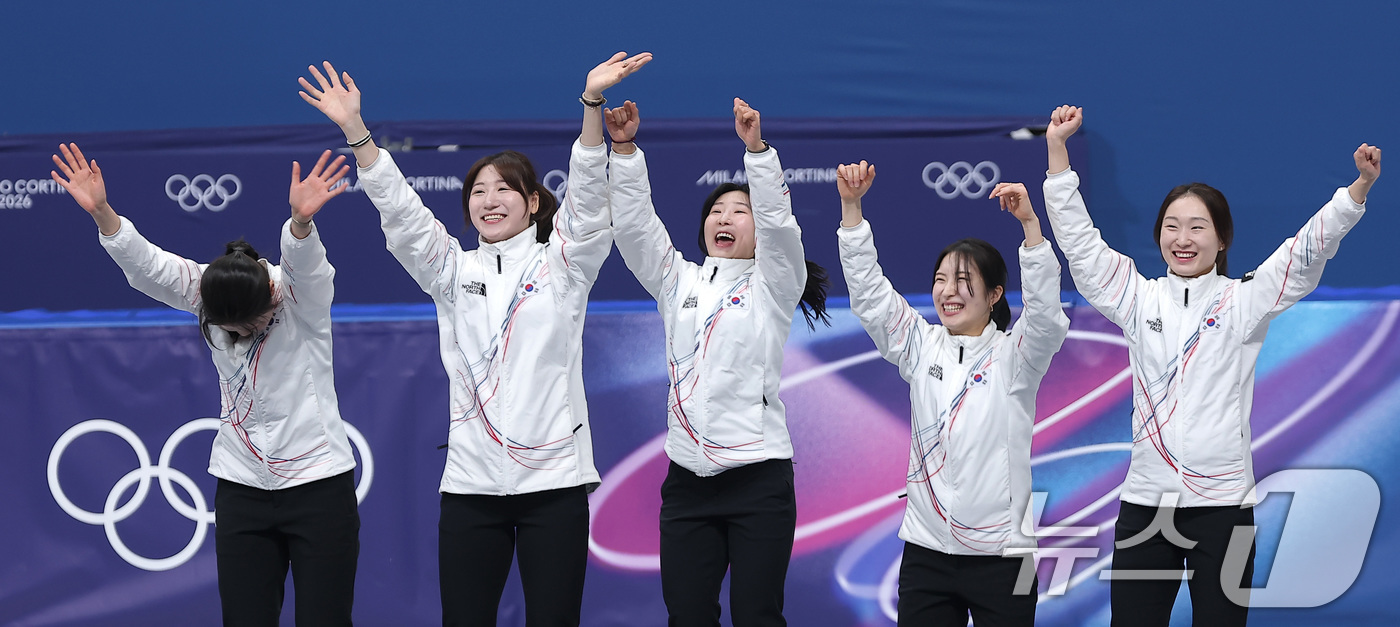 (밀라노=뉴스1) 김성진 기자 = 쇼트트랙 여자 3000m 계주 결승에서 금메달을 따낸 심석희(왼쪽부터), 노도희, 이소연, 김길리, 최민정이 18일(현지시간) 이탈리아 밀라노 아 …