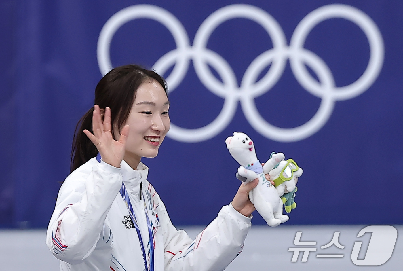 (밀라노=뉴스1) 김성진 기자 = 쇼트트랙 여자 3000m 계주 결승에서 금메달을 따낸 최민정이 18일(현지시간) 이탈리아 밀라노 아이스스케이팅 아레나에서 열린 2026 밀라노·코 …