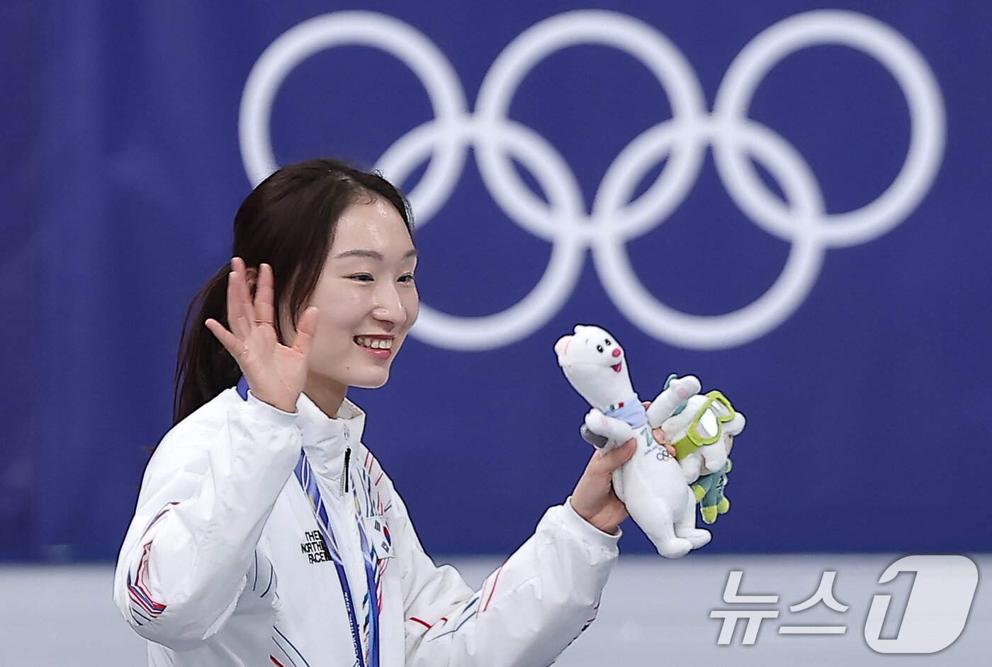 본문 이미지 - 쇼트트랙 여자 3000m 계주 결승에서 금메달을 따낸 최민정이 18일(현지시간) 이탈리아 밀라노 아이스스케이팅 아레나에서 열린 2026 밀라노·코르티나담페초 동계올림픽 쇼트트랙 여자 3000m 계주 시상식을 마친 후 인사하고 있다. 2026.2.19 ⓒ 뉴스1 김성진 기자