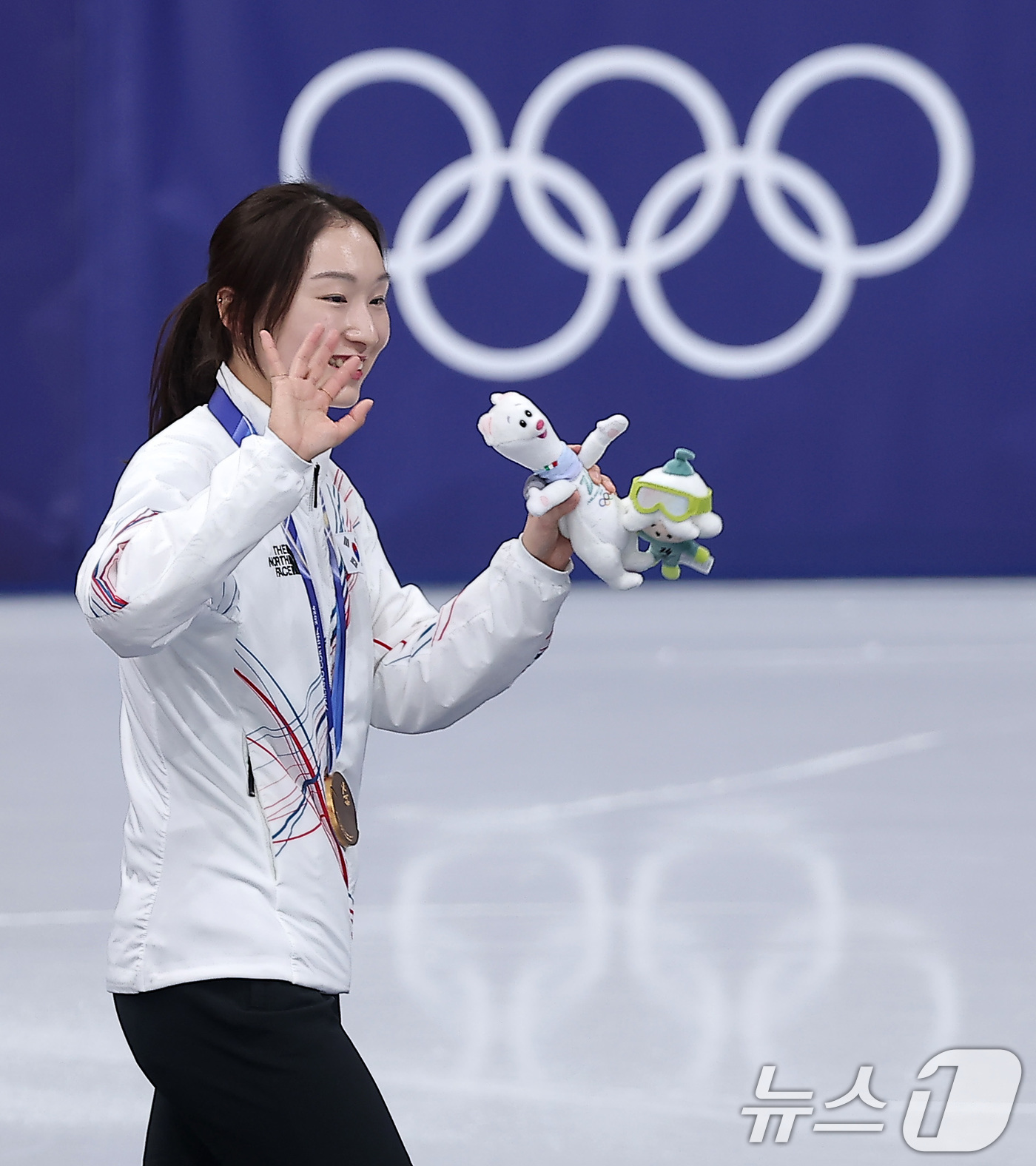(밀라노=뉴스1) 김성진 기자 = 쇼트트랙 여자 3000m 계주 결승에서 금메달을 따낸 최민정이 18일(현지시간) 이탈리아 밀라노 아이스스케이팅 아레나에서 열린 2026 밀라노·코 …