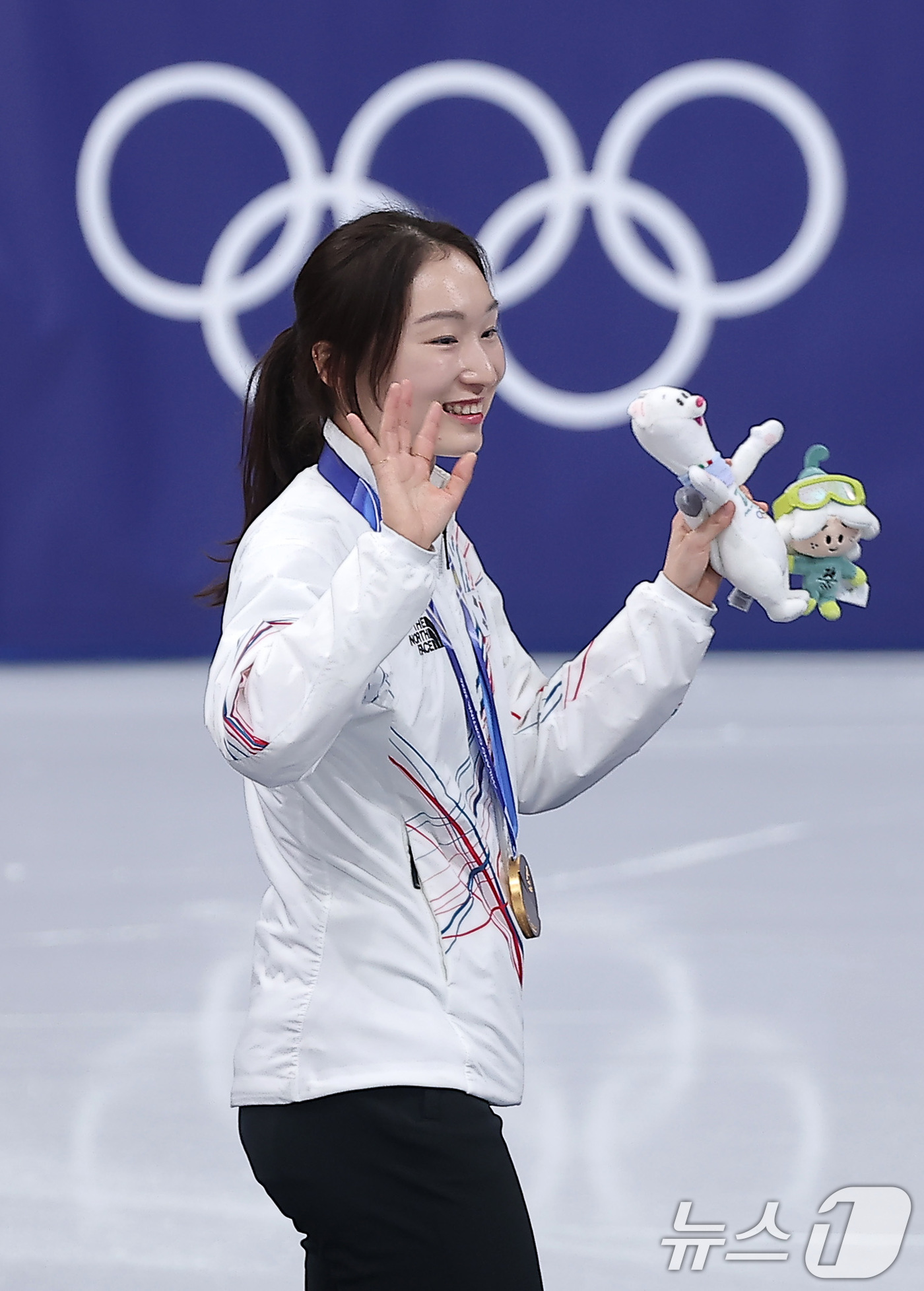 (밀라노=뉴스1) 김성진 기자 = 쇼트트랙 여자 3000m 계주 결승에서 금메달을 따낸 최민정이 18일(현지시간) 이탈리아 밀라노 아이스스케이팅 아레나에서 열린 2026 밀라노·코 …