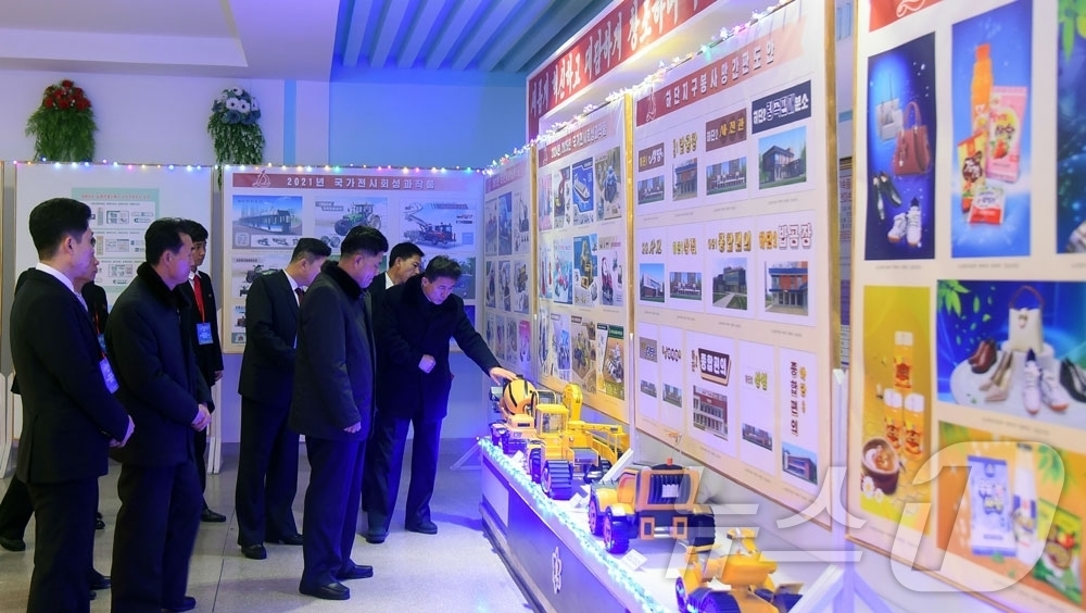 (평양 노동신문=뉴스1) = 북한 노동당 기관지 노동신문은 19일 김정일 생일 84주년을 맞아 열린 산업미술전시회가 '지방변혁의 새 시대와 산업미술'이라는 주제로 각도(직할시)들에 …