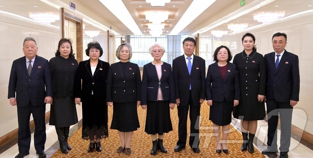 (평양 노동신문=뉴스1) = 북한 노동당 기관지 노동신문은 19일 당 9차대회를 맞아 최은복 의장을 단장으로 하는 재중조선인총연합회축하단이 전날 평양에 도착했다고 보도했다. [국내 …