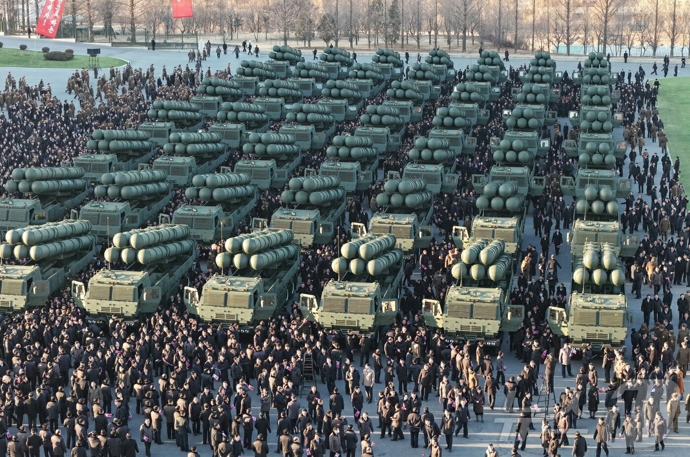 본문 이미지 - (평양 노동신문=뉴스1) = 북한 노동당 기관지 노동신문은 19일 "군수노동계급이 조선로동당 제9차 대회에 드리는 600㎜ 대구경방사포증정식이 18일 수도 평양에서 성대히 거행됐다"라며 김정은 노동당 총비서가 증정식에 참석했다고 보도했다. [국내에서만 사용가능. 재배포 금지. DB 금지. For Use Only in the Republic of Korea. Redistribution Prohibited] rodongphoto@news1.kr