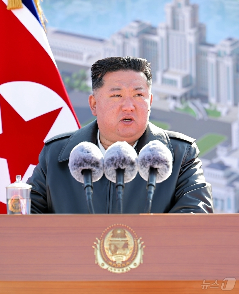 (평양 노동신문=뉴스1) = 북한 노동당 기관지 노동신문은 김정은 당 총비서 참석 하에 지난 18일 '화성지구 5단계' 건설 착공식이 진행됐다고 19일 보도했다. [국내에서만 사용 …