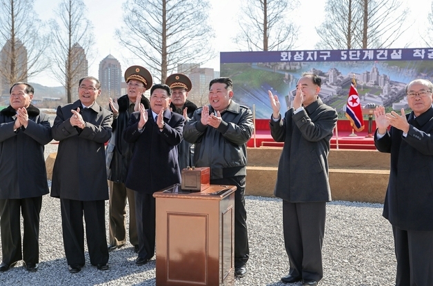 경제난 속 北 치적정치…김정은 업적은 콘크리트로 남는다[한반도 GPS]