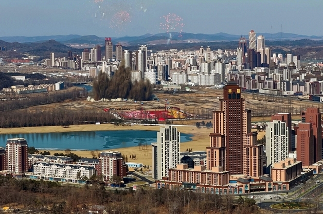 北, 화성지구 5단계 착공·600㎜ 방사포 과시…당 대회 앞 성과 부각[데일리 북한]