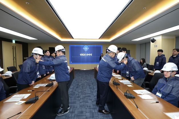 대우건설, 신입사원에 '안전모 고유례'…노사 합동 수여식
