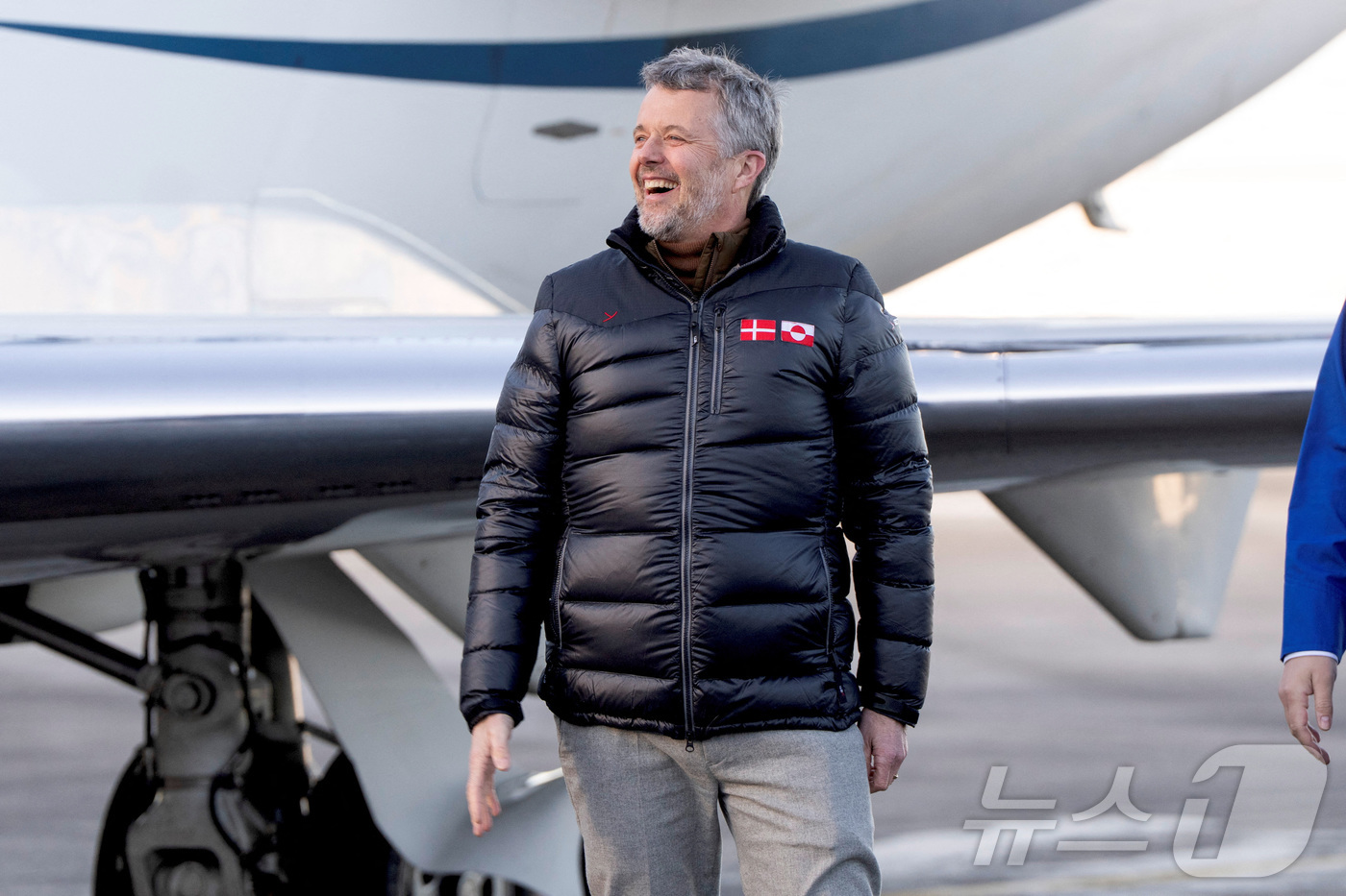 (로이터=뉴스1) 김경민 기자 = 프레데릭 10세 덴마크 국왕이 18일(현지시간) 그린란드 누크 공항에 도착하고 있다. 2026.2.18ⓒ 로이터=뉴스1