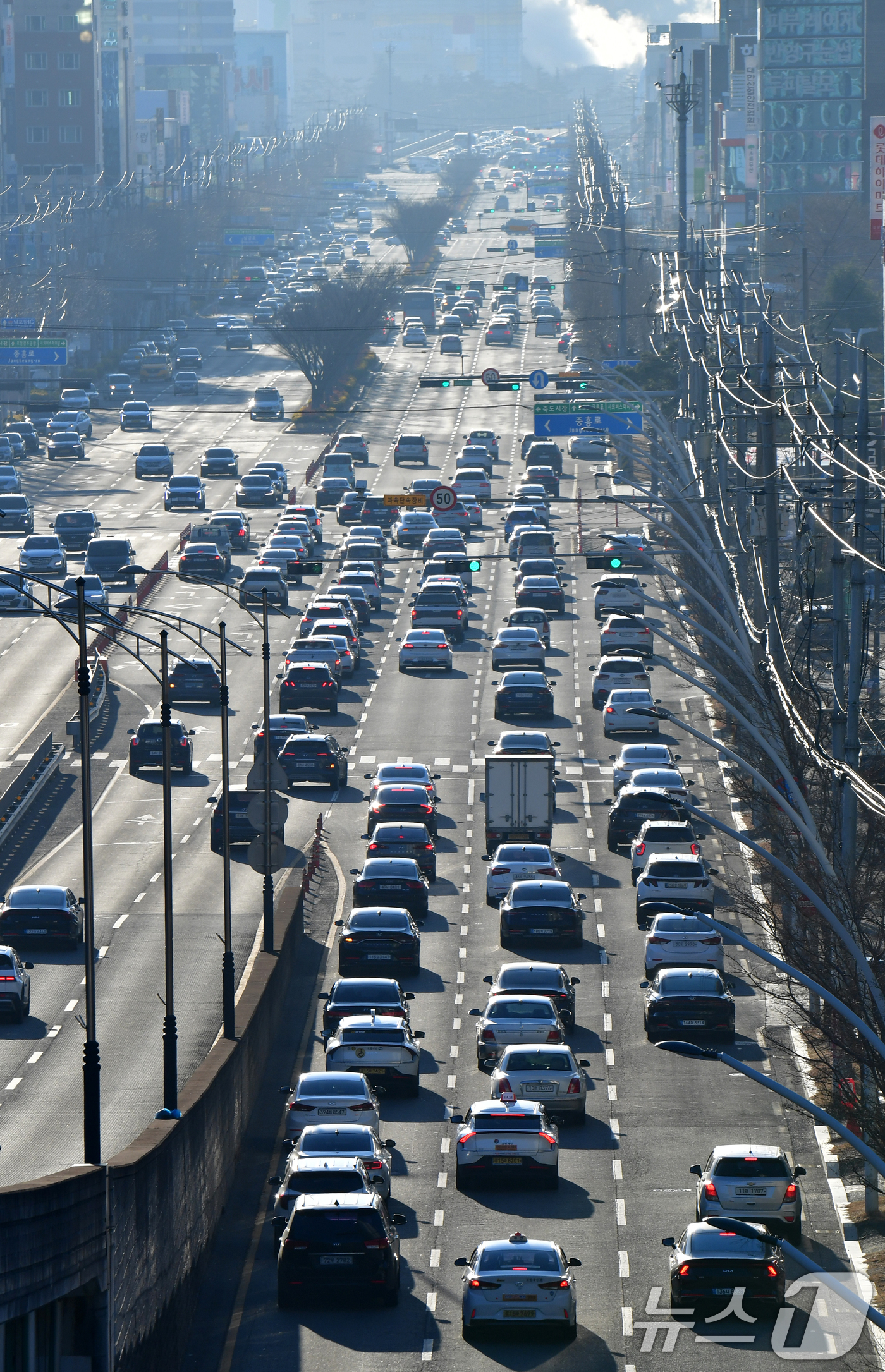 (포항=뉴스1) 최창호 기자 = 설연휴가 끝난 19일 경북 포항시 희망대로 위로 포스코 포항제철소와 철강공단으로 가려는 출근길 차량행렬이 이어지고 있다. 2026.2.19/뉴스1