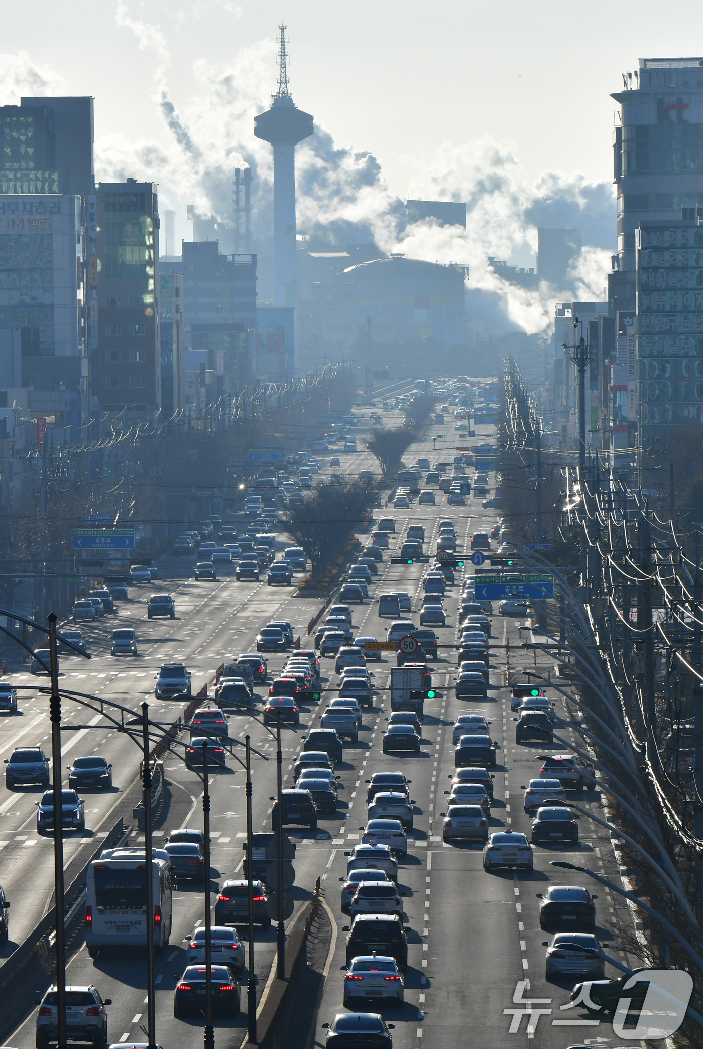 (포항=뉴스1) 최창호 기자 = 설연휴가 끝난 19일 경북 포항시 희망대로 위로 포스코 포항제철소와 철강공단으로 가려는 출근길 차량행렬이 이어지고 있다. 2026.2.19/뉴스1