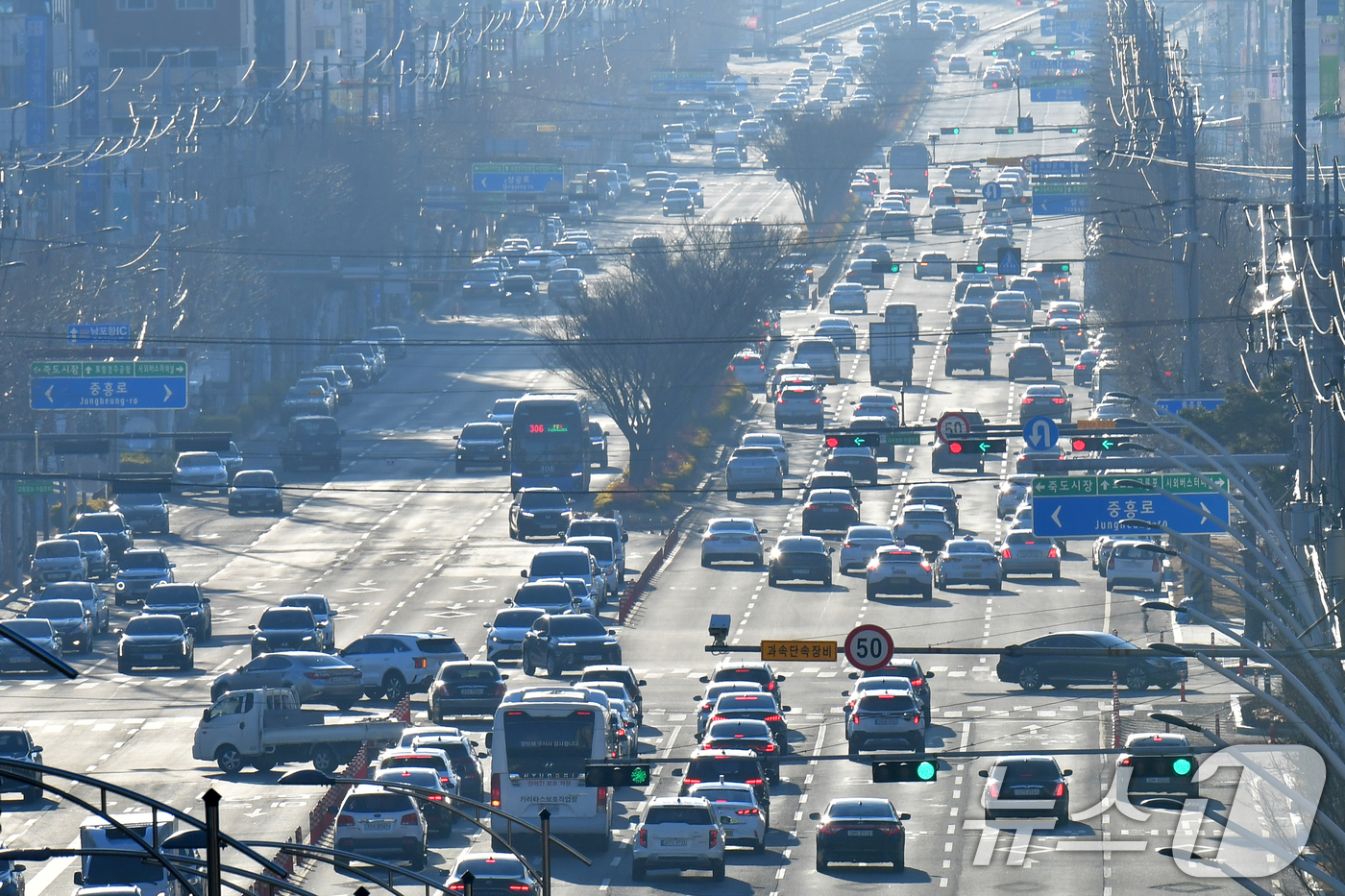 (포항=뉴스1) 최창호 기자 = 설연휴가 끝난 19일 경북 포항시 희망대로 위로 포스코 포항제철소와 철강공단으로 가려는 출근길 차량행렬이 이어지고 있다. 2026.2.19/뉴스1