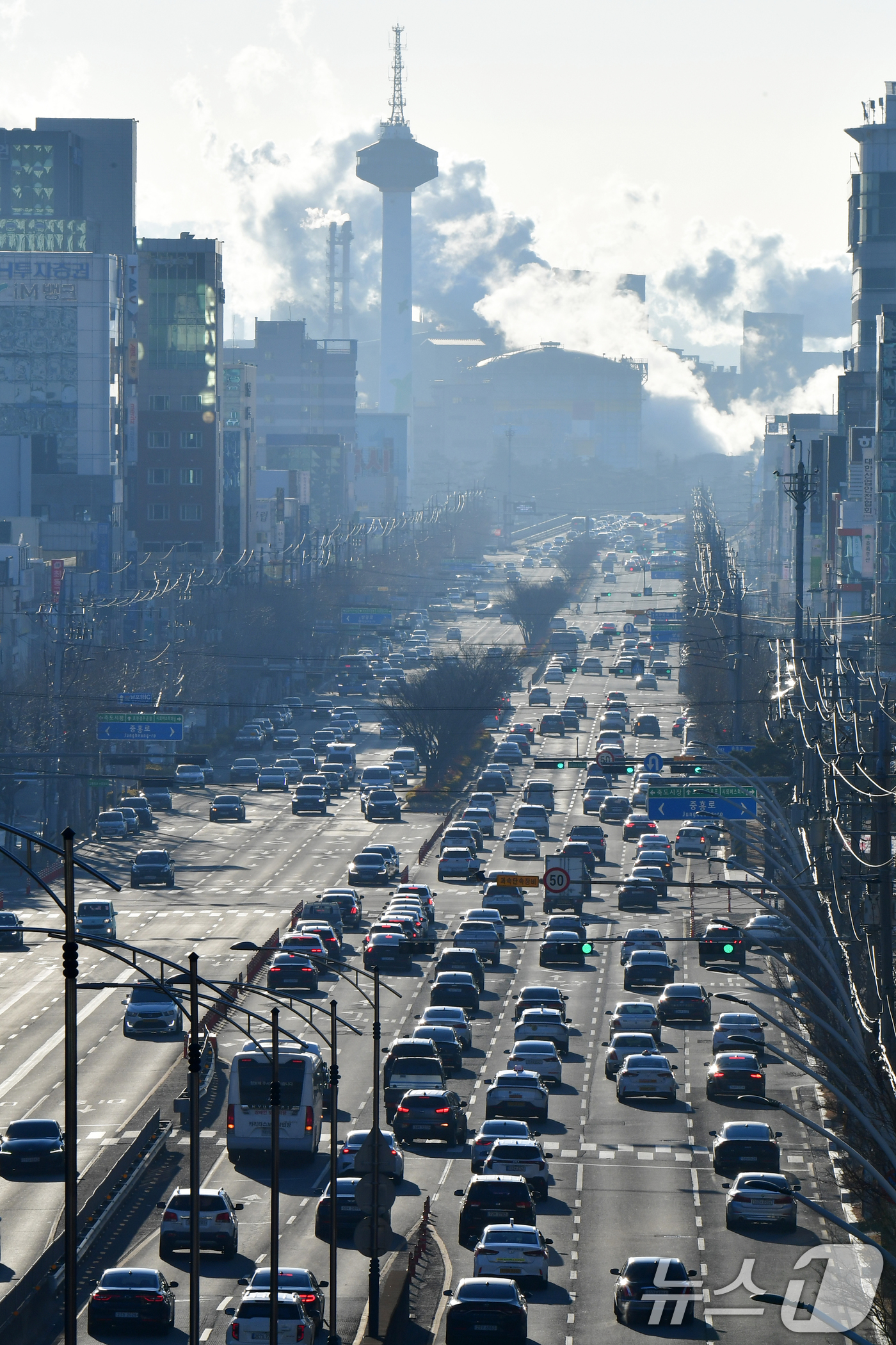 (포항=뉴스1) 최창호 기자 = 설연휴가 끝난 19일 경북 포항시 희망대로 위로 포스코 포항제철소와 철강공단으로 가려는 출근길 차량행렬이 이어지고 있다. 2026.2.19/뉴스1
