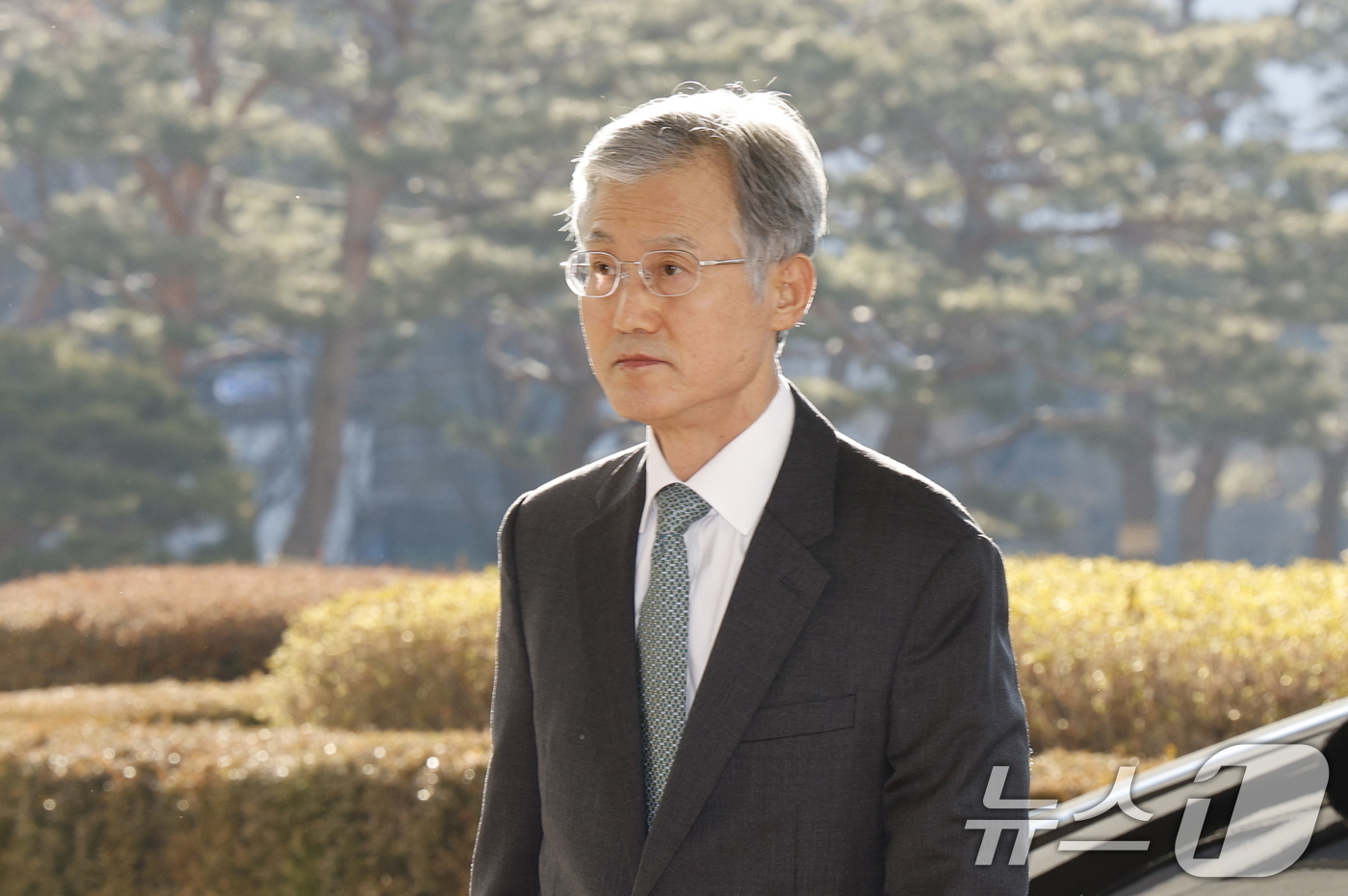 (서울=뉴스1) 안은나 기자 = 조희대 대법원장이 19일 오전 서울 서초구 대법원에 도착, 출근하고 있다.대법은 지난 18일 재판소원 허용법에 대해 "국민은 4심제의 희망 고문과 …