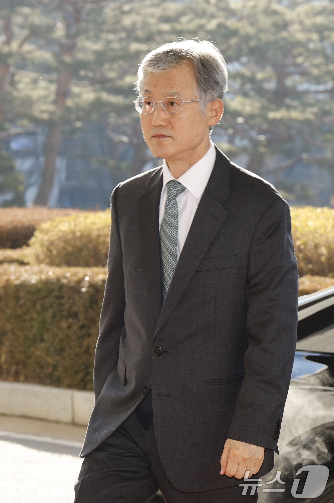 (서울=뉴스1) 안은나 기자 = 조희대 대법원장이 19일 오전 서울 서초구 대법원에 도착, 출근하고 있다.대법은 지난 18일 재판소원 허용법에 대해 "국민은 4심제의 희망 고문과 …