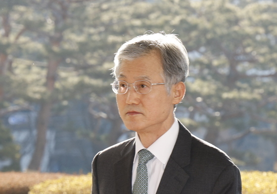 굳은 표정으로 출근하는 조희대 대법원장