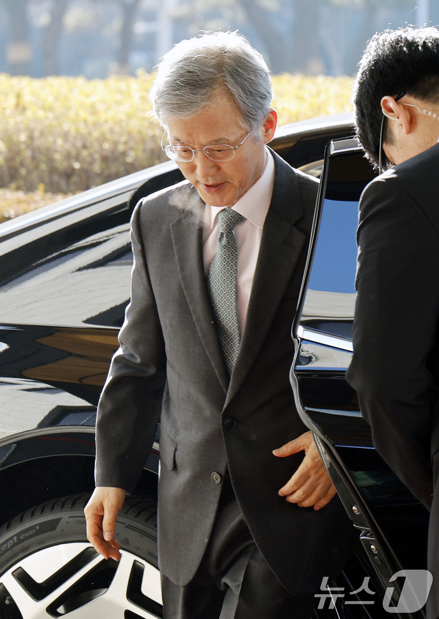 (서울=뉴스1) 안은나 기자 = 조희대 대법원장이 19일 오전 서울 서초구 대법원에 도착, 출근하고 있다. 대법은 지난 18일 재판소원 허용법에 대해 "국민은 4심제의 희망 고문과 …