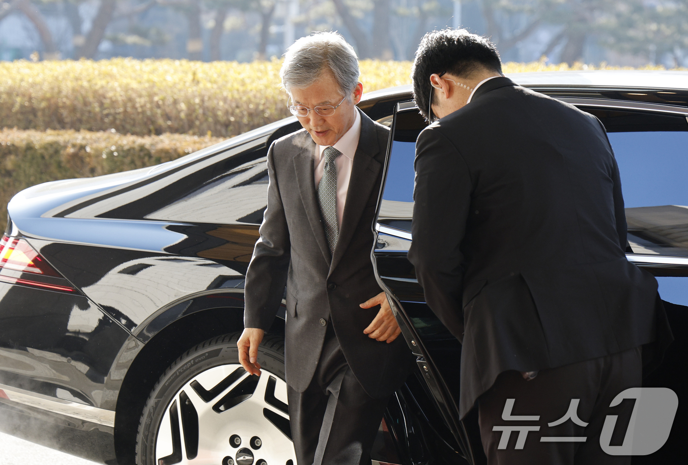 (서울=뉴스1) 안은나 기자 = 조희대 대법원장이 19일 오전 서울 서초구 대법원에 도착, 출근하고 있다.대법은 지난 18일 재판소원 허용법에 대해 "국민은 4심제의 희망 고문과 …