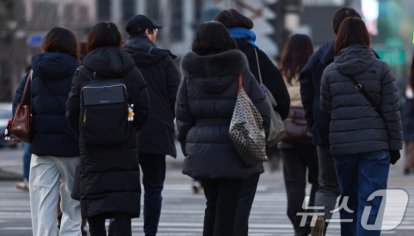 (서울=뉴스1) 김도우 기자 = 영하권 추위를 보인 19일 오전 서울 광화문네거리에서 두터운 옷을 시민들이 길을 지나고 있다. 2026.2.19/뉴스1