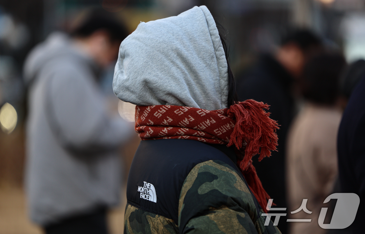 (서울=뉴스1) 김도우 기자 = 영하권 추위를 보인 19일 오전 서울 광화문네거리에서 두터운 옷을 시민들이 길을 지나고 있다. 2026.2.19/뉴스1