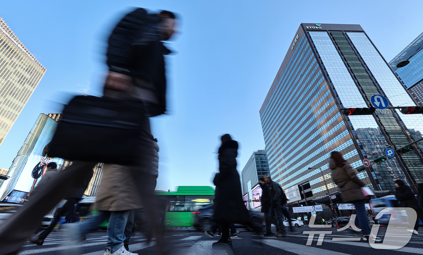 (서울=뉴스1) 김도우 기자 = 설 연휴가 끝난 19일 서울 종로구 광화문네거리에서 직장인들이 출근길 발걸음을 옮기고 있다. 2026.2.19/뉴스1