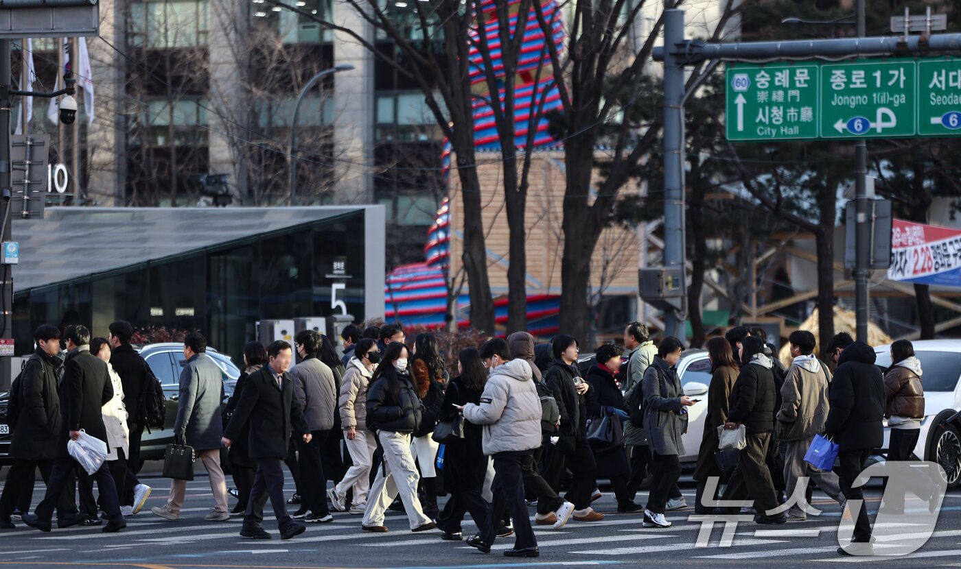 본문 이미지 - 서울 종로구 광화문네거리에서 직장인들이 출근길 발걸음을 옮기고 있다. 2026.2.19 ⓒ 뉴스1 김도우 기자