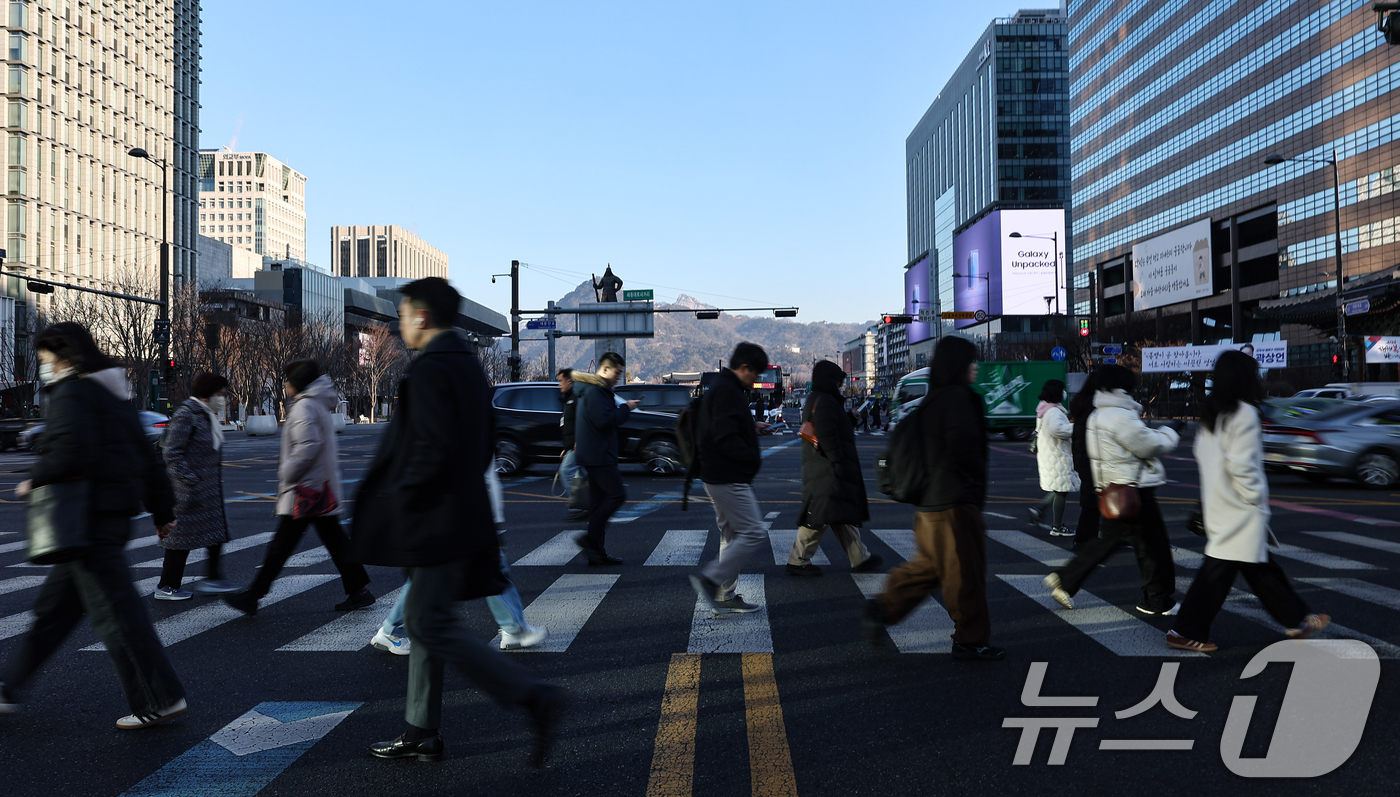 (서울=뉴스1) 김도우 기자 = 설 연휴가 끝난 19일 서울 종로구 광화문네거리에서 직장인들이 출근길 발걸음을 옮기고 있다. 2026.2.19/뉴스1