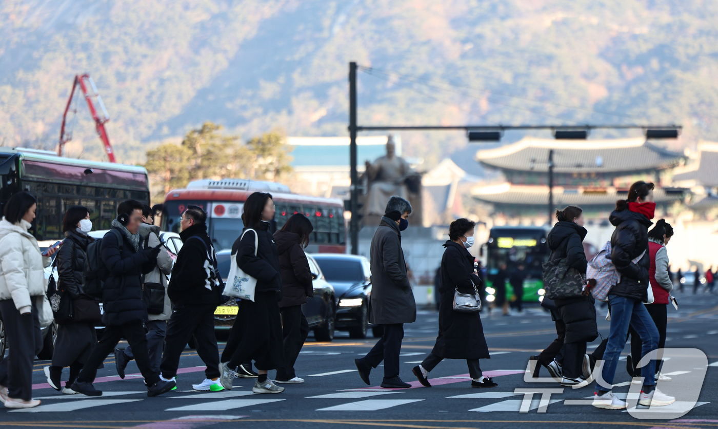 (서울=뉴스1) 김도우 기자 = 설 연휴가 끝난 19일 서울 종로구 광화문네거리에서 직장인들이 출근길 발걸음을 옮기고 있다. 2026.2.19/뉴스1