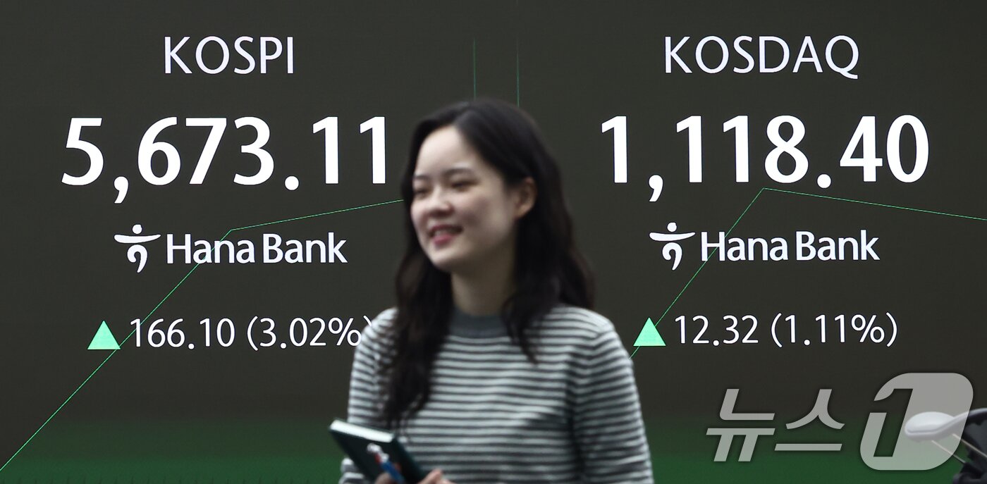 본문 이미지 - 코스피가 사상 처음으로 5600선을 돌파한 19일 오전 서울 중구 하나은행 딜링룸 전광판에 시황이 나오고 있다. 2026.2.19 ⓒ 뉴스1 김민지 기자