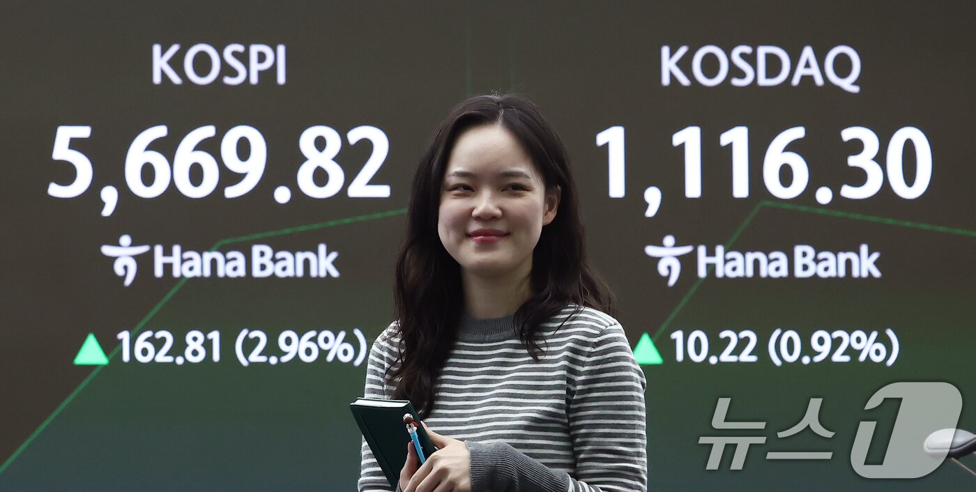 본문 이미지 - 코스피가 사상 처음으로 장중 5600선을 돌파한 19일 오전 서울 중구 하나은행 딜링룸 전광판에 시황이 나오고 있다. 2026.2.19 ⓒ 뉴스1 김민지 기자