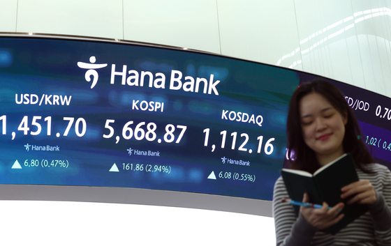 코스피, 5600선 첫 돌파…코스닥 급등에 '매수 사이드카' 발동[장중시황]