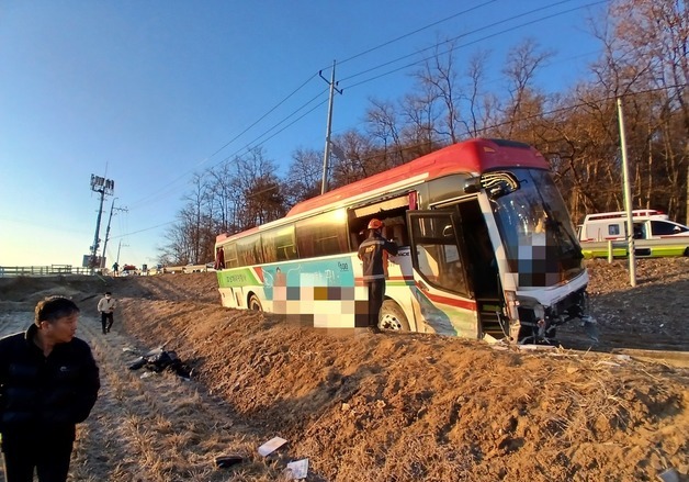 익산서 22명 탄 통근버스 전도…운전자 숨지고 20명 중·경상(종합)