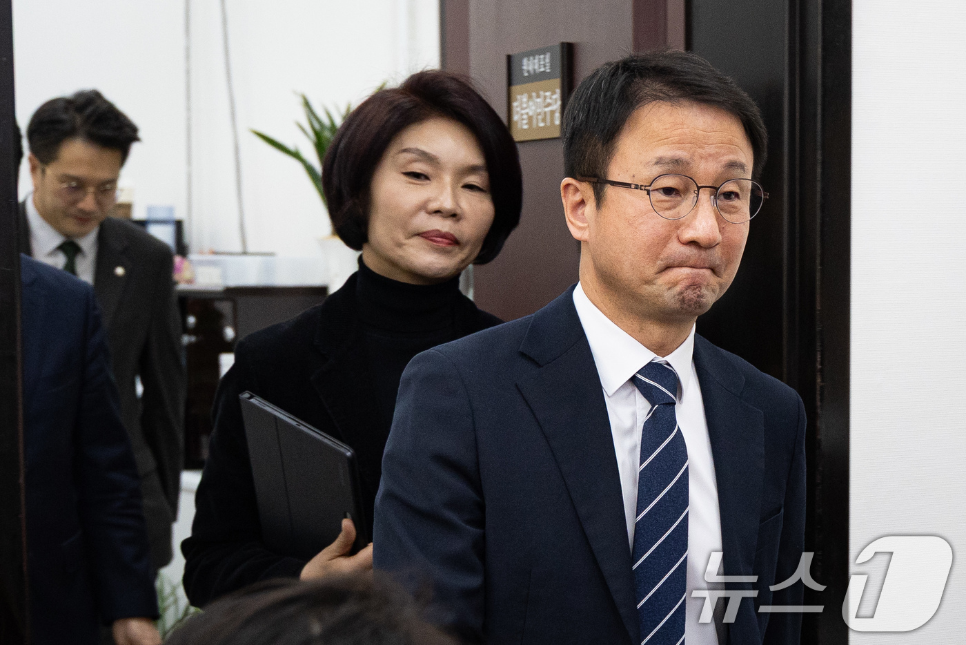 (서울=뉴스1) 유승관 기자 = 한병도 더불어민주당 원내대표와 한정애 정책위의장이 19일 서울 여의도 국회에서 열린 정책조정회의에 참석하고 있다. 2026.2.19/뉴스1