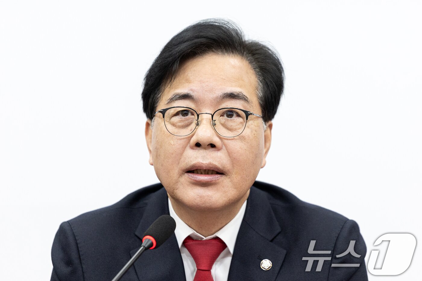 본문 이미지 - 송언석 국민의힘 원내대표가 19일 서울 여의도 국회에서 열린 최고위원회의에서 모두발언하고 있다. 2026.2.19 ⓒ 뉴스1 이승배 기자