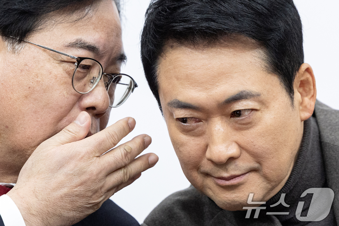 (서울=뉴스1) 이승배 기자 = 장동혁 국민의힘 대표가 19일 서울 여의도 국회에서 열린 최고위원회의에서 송언석 원내대표와 대화하고 있다. 2026.2.19/뉴스1