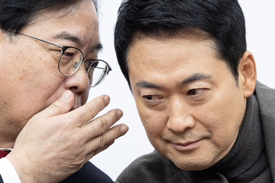 밀착 대화 나누는 장동혁·송언석