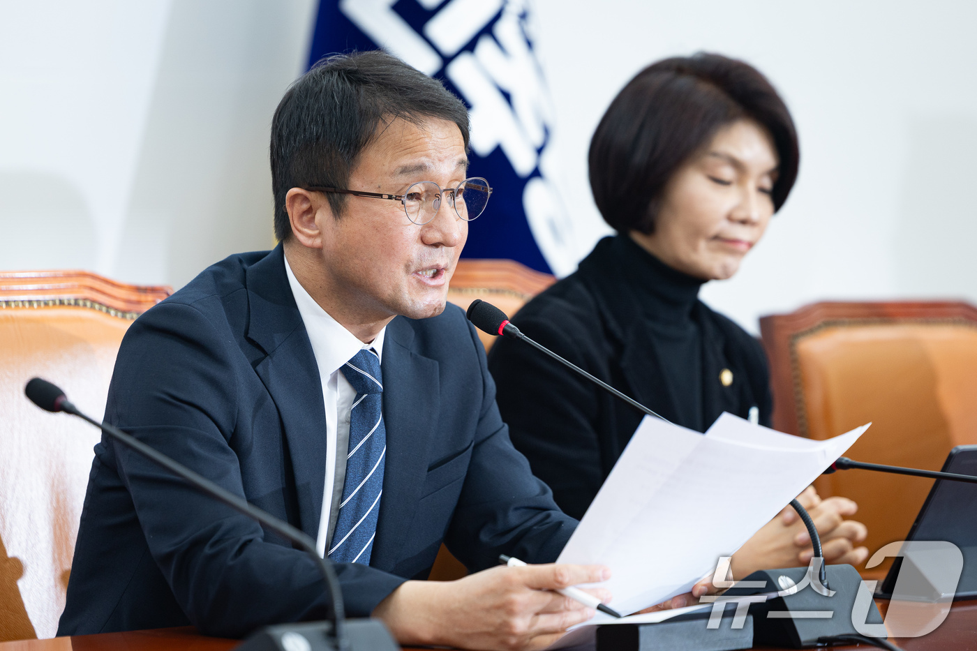 (서울=뉴스1) 유승관 기자 = 한병도 더불어민주당 원내대표가 19일 서울 여의도 국회에서 열린 정책조정회의에서 모두 발언을 하고 있다. 2026.2.19/뉴스1