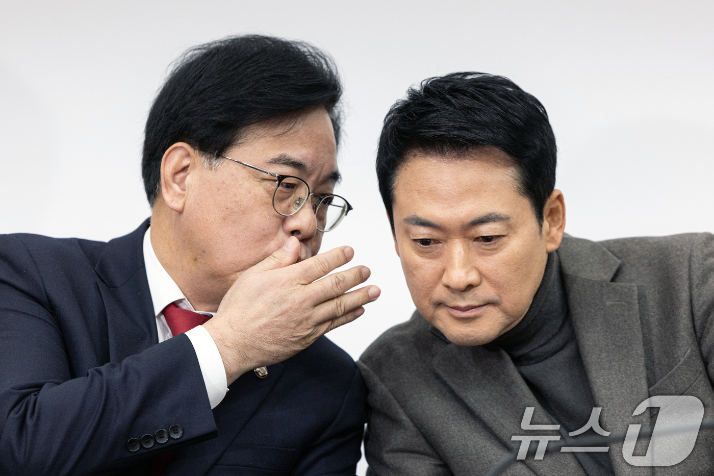 (서울=뉴스1) 이승배 기자 = 장동혁 국민의힘 대표가 19일 서울 여의도 국회에서 열린 최고위원회의에서 송언석 원내대표와 대화하고 있다. 2026.2.19/뉴스1